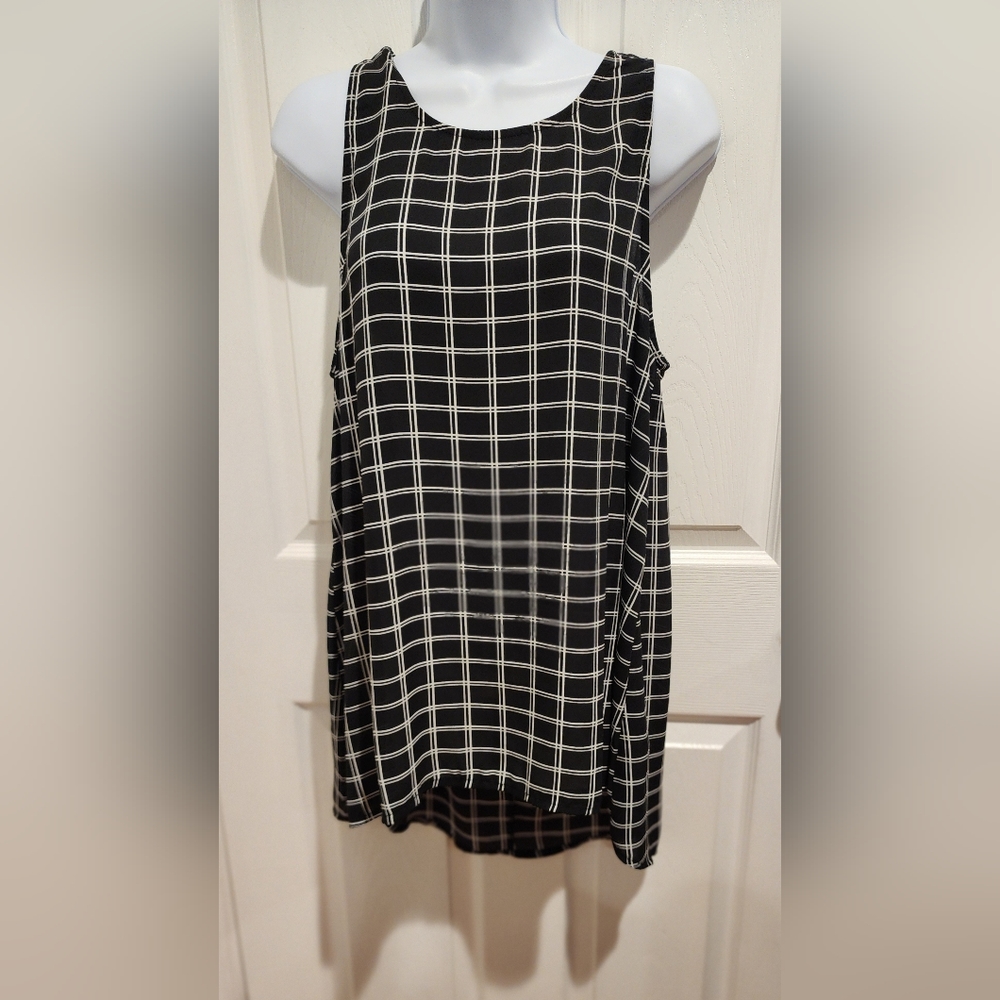 Sleeveless top from Elodie.